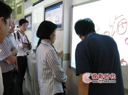 傳統(tǒng)電子白板的演進(jìn) 教學(xué)設(shè)備研發(fā)的新動(dòng)向與行業(yè)動(dòng)態(tài)